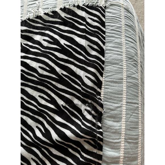 Pashmina Scarf Shawl Wrap White Black Zebra Animal Stripe Fringe 28" x 60" - Picture 4 of 4